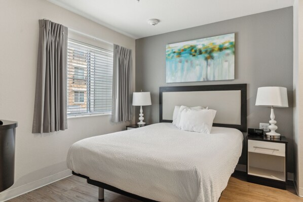 1 quarto, escrivaninha, ferros/tábuas de passar roupa, berço de viagem