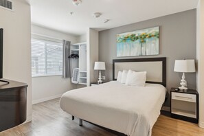 Schreibtisch, Bügeleisen/Bügelbrett, Reisekinderbett, kostenloses WLAN