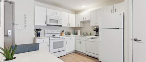 ثلاجة، ميكروويف، فرن، موقد طهي مسطح