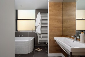 Gallery Apartment | Bathroom | Soap, shampoo, toilet paper
