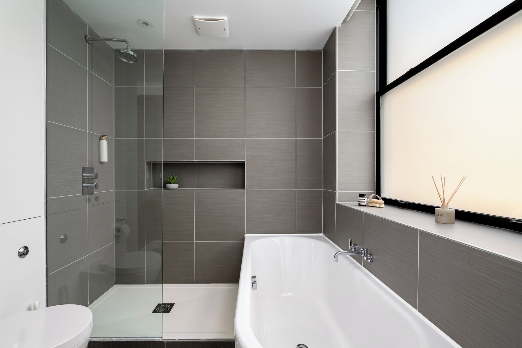 Gallery Apartment | Bathroom | Soap, shampoo, toilet paper