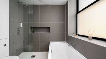 Gallery Apartment | Bathroom | Soap, shampoo, toilet paper