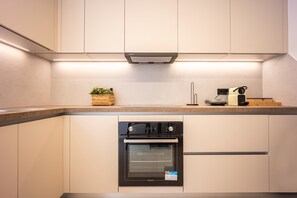 Réfrigérateur, four à micro-ondes, un four, surface de cuisson