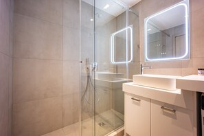 Shower, hair dryer, towels, shampoo
