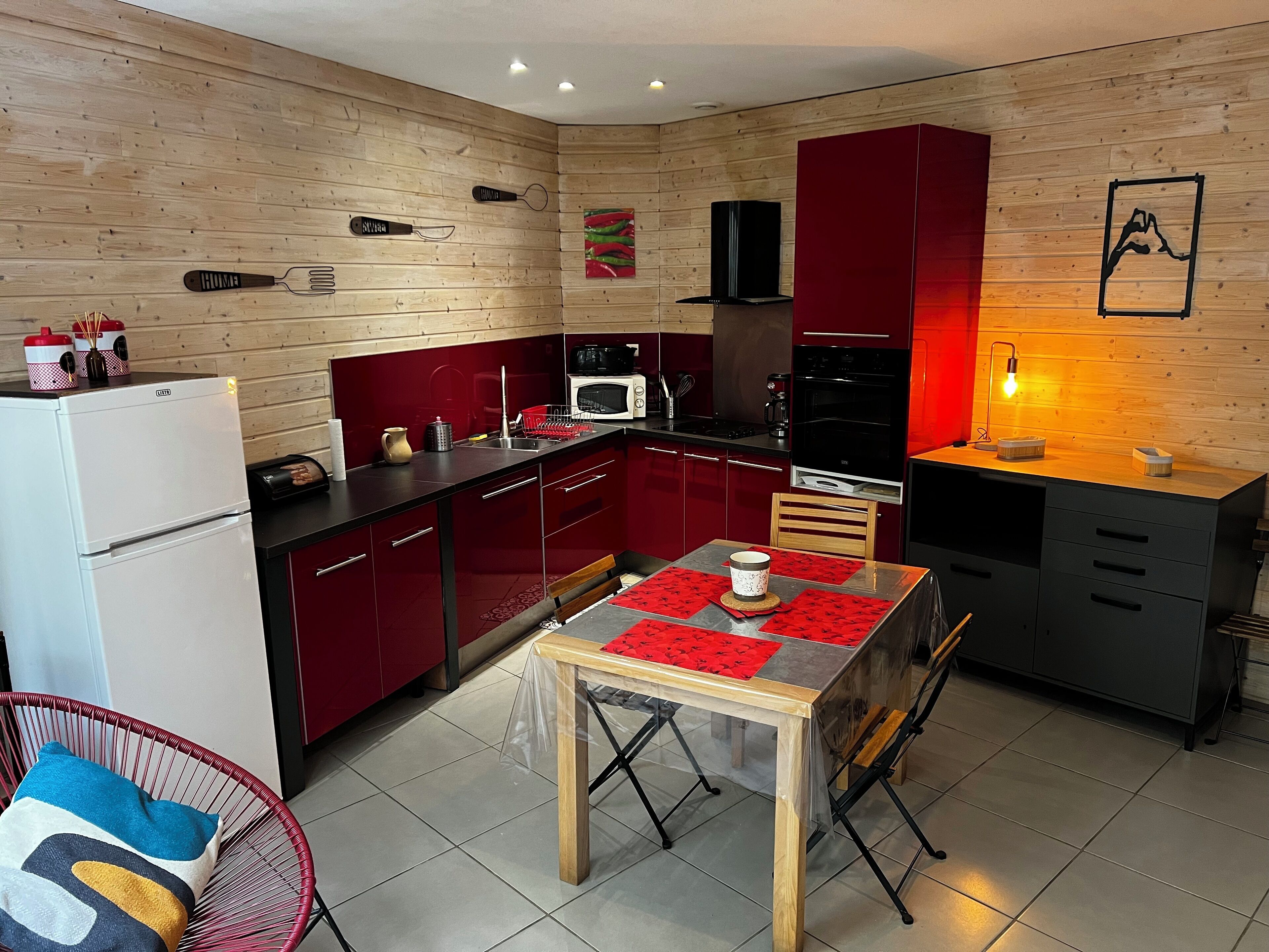 Réfrigérateur, micro-ondes, four, plaque de cuisson