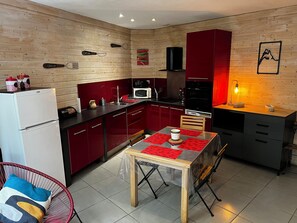 Fridge, microwave, oven, stovetop - Comfortable 44m² apartment, Eaux-Bonnes, close to ski resorts and hiking trails (Eaux-Bonnes)