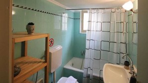 Un bany amb vàter, rentapel i banyera.