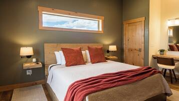 3 makuuhuonetta, työpöytÀ, silitysrauta/-lauta, vauvan matkasÀnky