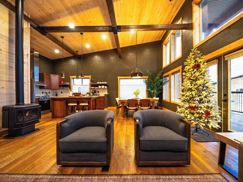 Roam (New!) Luxury cabin w/ 2 kings + queen, exclusive access to Grand Pergola w/ fire pit & griddle
