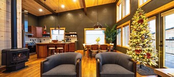 Roam (New!) Luxury cabin w/ 2 kings + queen, exclusive access to Grand Pergola w/ fire pit & griddle