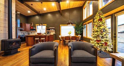 Roam (New!) Luxury cabin w/ 2 kings + queen, exclusive access to Grand Pergola w/ fire pit & griddle
