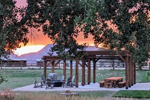 Outdoor dining - Roam (New!) Luxury cabin w/ 2 kings + queen, exclusive access to Grand Pergola w/ fire pit & griddle (Cody)