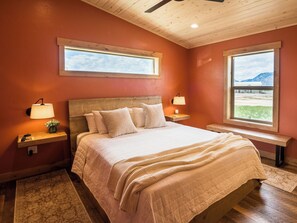 3 bedrooms, desk, iron/ironing board, travel cot