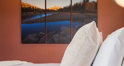 Roam (New!) Luxury cabin w/ 2 kings + queen, exclusive access to Grand Pergola w/ fire pit & griddle