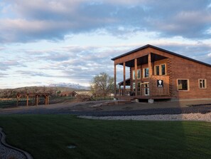 Exterior - Rent 2 luxury cabins: sleep 16! Fire pits, outdoor dining, stunning skies on the edge of Cody. (Cody)
