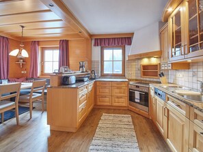 Deluxe Chalet, Mountain View | Private kitchen | Electric kettle, highchair - Frei & Wild Chalet by we rent (Viehhofen)