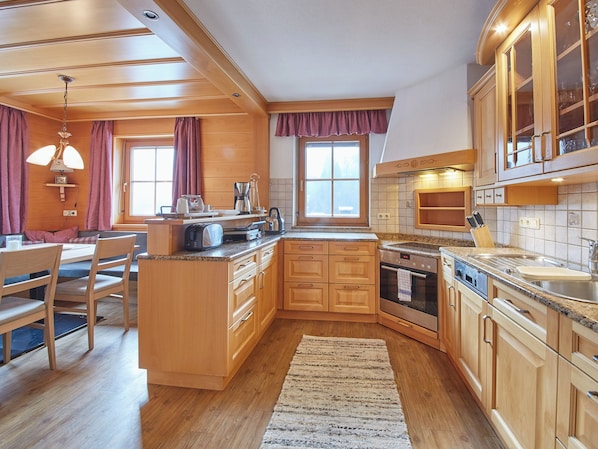 Deluxe Chalet, Mountain View | Private kitchen | Highchair