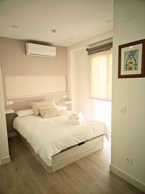 1 dormitorio, tabla de planchar con plancha, wifi y ropa de cama