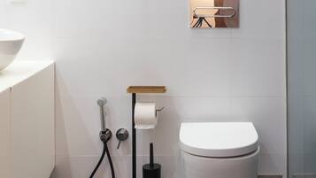 Chuveiro, secador de cabelo, bidê, toalhas de banho