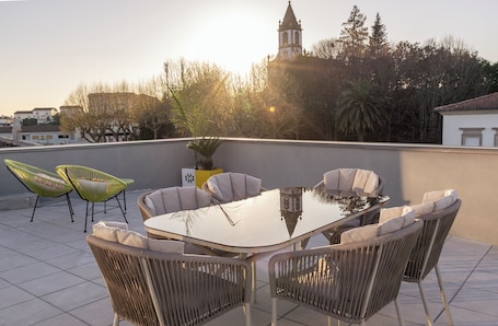 Outdoor dining. TOWN TERRACE