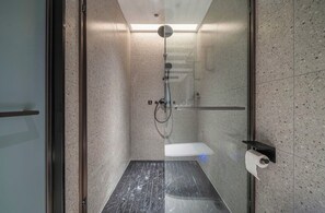 غرفة فاخرة. - منظر للمدينة | حمام | خف للقدمين