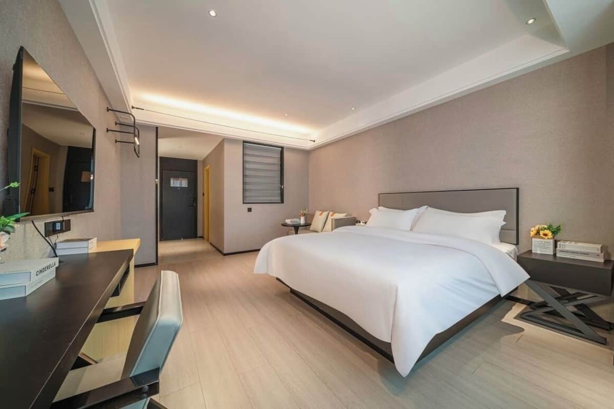 Room, City View | Blackout curtains, soundproofing, free WiFi
