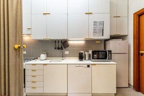 Jääkaappi, mikroaaltouuni, uuni, liesi