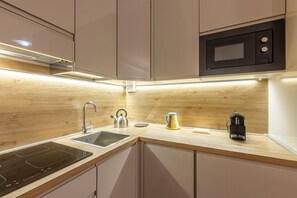 Jääkaappi, mikroaaltouuni, uuni, liesi