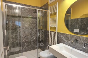 Suihku, hiustenkuivaaja, bidee