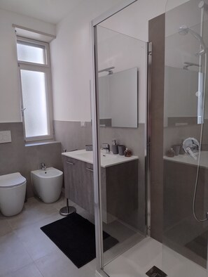 Doccia, asciugacapelli, bidet, asciugamani