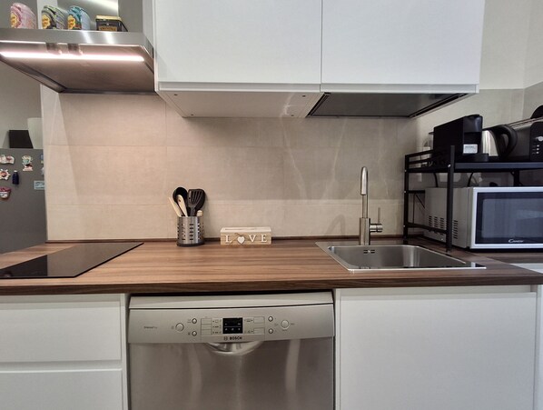 Micro-ondes, plaque de cuisson, lave-vaisselle