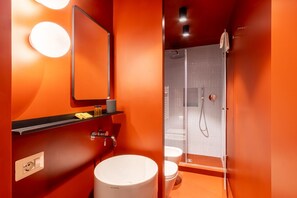 Suihku, hiustenkuivaaja, bidee, pyyhkeet