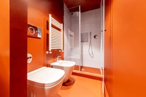 Douche, sèche-cheveux, bidet, serviettes fournies