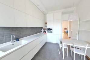 Microwave, oven, stovetop, coffee/tea maker - Duomo - Manara charme apartment (Milano)