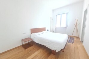 2 bedrooms, iron/ironing board, bed sheets