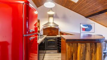 Frigorifero, microonde, forno, piano cottura