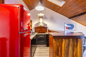 Jääkaappi, mikroaaltouuni, uuni, liesi