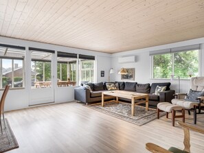 TV - "Johan" -  from the sea by Interhome (Hals)