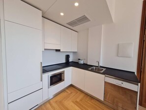 Microwave, oven, dishwasher, cookware/dishes/utensils