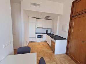 Microwave, oven, dishwasher, cookware/dishes/utensils