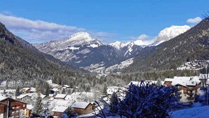 A mountainous landscape with snow-covered houses and a clear blue sky. - Cozy studio for 4 in Châtel with terrace and parking (Châtel)