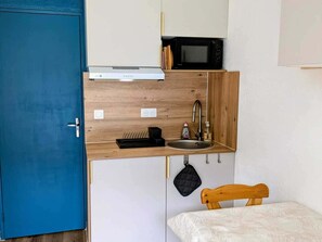 Kühlschrank, Mikrowelle, Herdplatte, Wasserkocher mit Kaffee-/Teezubehör