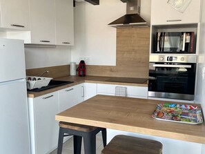 Kühlschrank, Mikrowelle, Herdplatte, Wasserkocher mit Kaffee-/Teezubehör