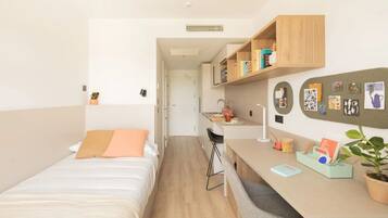 Deluxe Single Room, Non Smoking | 2 bedrooms, blackout curtains, free WiFi