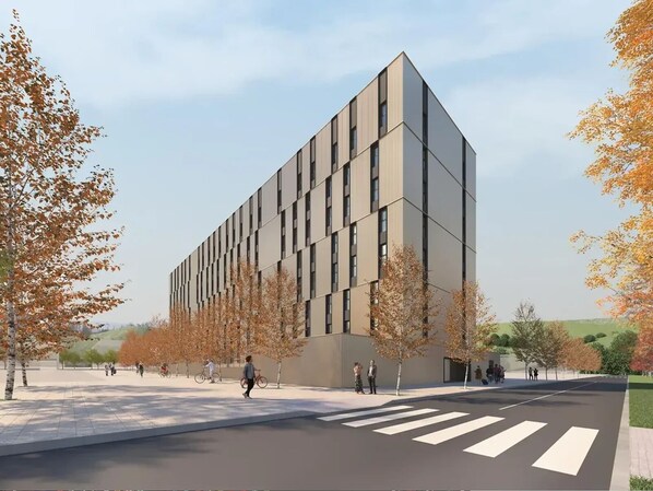 Un bâtiment moderne doté d’un toit plat et d’une façade composée d’une grille de fenêtres.