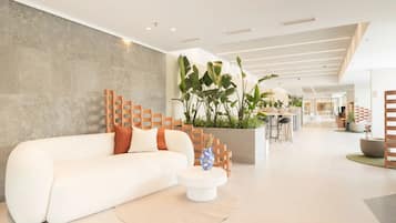 Coin salon dans le hall