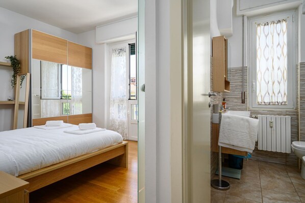Iron/ironing board, WiFi, bed sheets