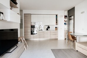 Jääkaappi, mikroaaltouuni, uuni, liesi