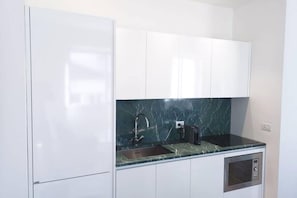 Microwave, oven, dishwasher, coffee/tea maker