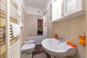 Douche, sèche-cheveux, bidet, serviettes fournies